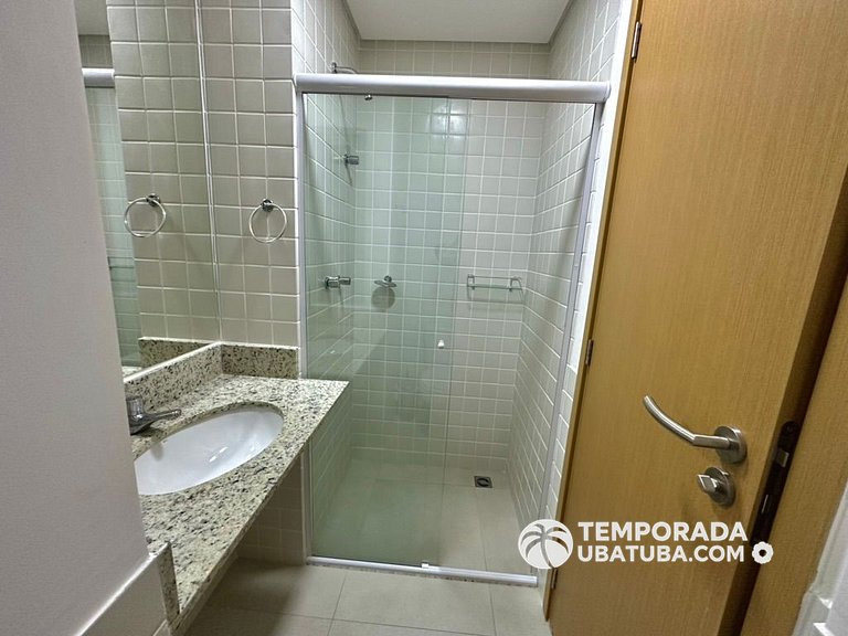 BAM310 – Apartamento frente mar com 2 dormitórios. Condomíni